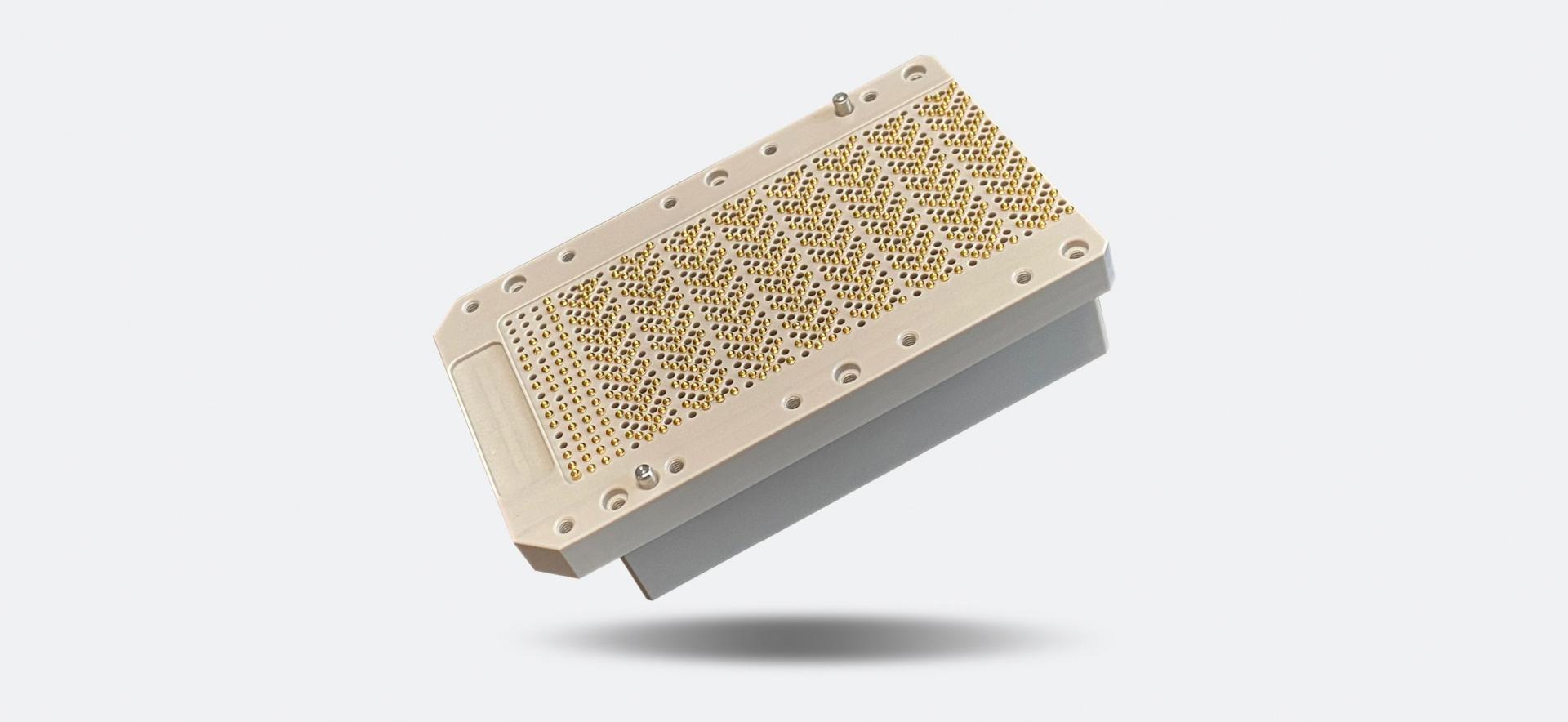 particolare fresato in PEEK utilizzato per alloggiare i pin usati per il test dei semiconduttori nel settore elettronico